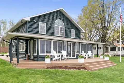 702 Giauque Beach Dr, Topinabee, MI 49791