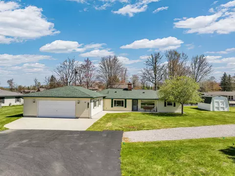 4660 Cains Dr, Houghton Lake, MI 48629