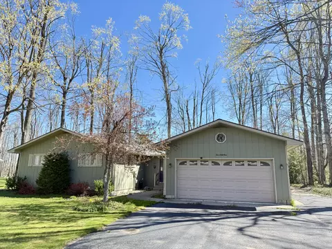 569 Woodside Ln, Gaylord, MI 49735