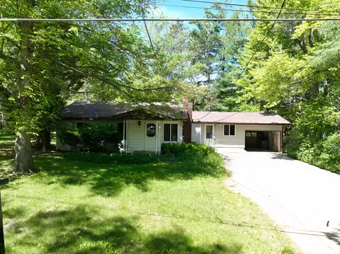 112 Marquette Ave, Houghton Lake, MI 48629