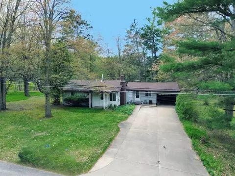 112 Marquette Ave, Houghton Lake, MI 48629