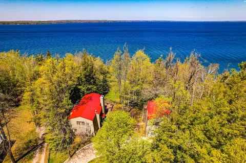 1400 Round Point Dr, Indian River, MI 49749