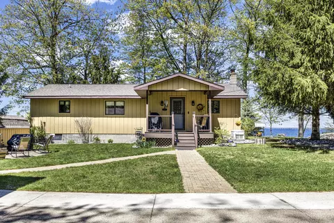 115 Logan Ave, Houghton Lake, MI 48629