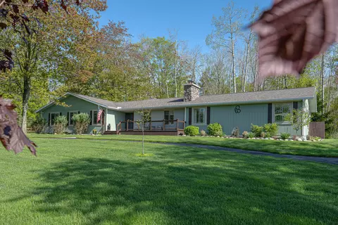 1498 Baywood Ct, Hubbard Lake, MI 49747