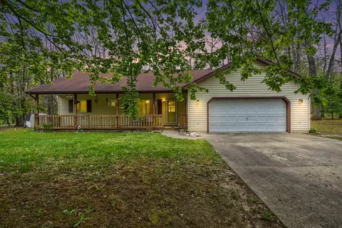 306 Silverhill Dr, Houghton Lake, MI 48629