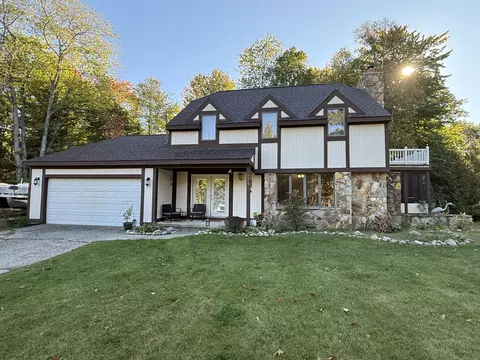 7036 Woodlea Rd, Oscoda, MI 48750