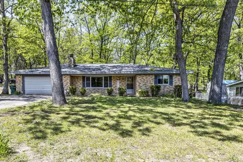 210 Deer Track Dr, Houghton Lake, MI 48629