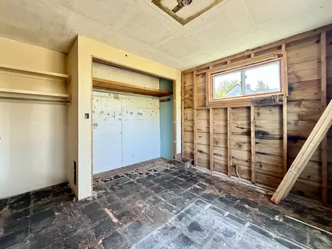 Bedroom - 998 Loomis St, Cheboygan, MI 49721 photo 6 of 7