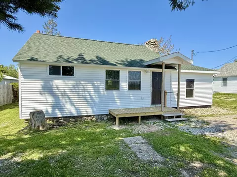 998 Loomis St, Cheboygan, MI 49721