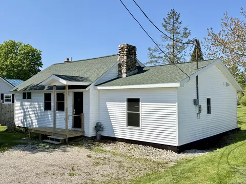 Exterior - 998 Loomis St, Cheboygan, MI 49721 photo 4 of 12