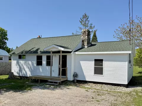 Exterior - 998 Loomis St, Cheboygan, MI 49721 photo 3 of 12