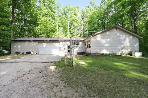 4087 Hillandale Cir, Elmira, MI 49730