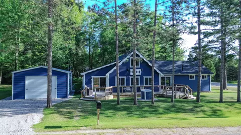 100 Redwine Dr, Houghton Lake, MI 48629