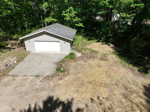 302 Bay City Trl, Houghton Lake, MI 48629