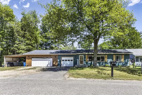 408 Beech St, Houghton Lake, MI 48629