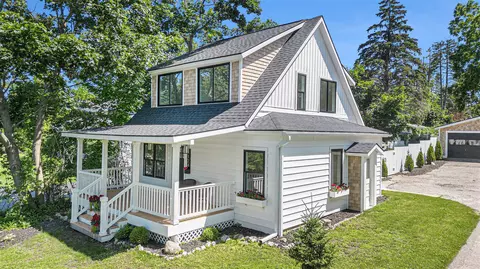 1124 E Mitchell St, Petoskey, MI 49770
