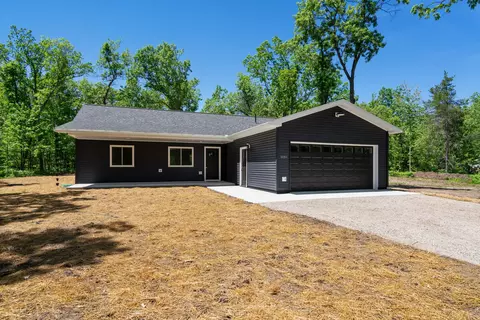 6084 Berry Ln, Indian River, MI 49749