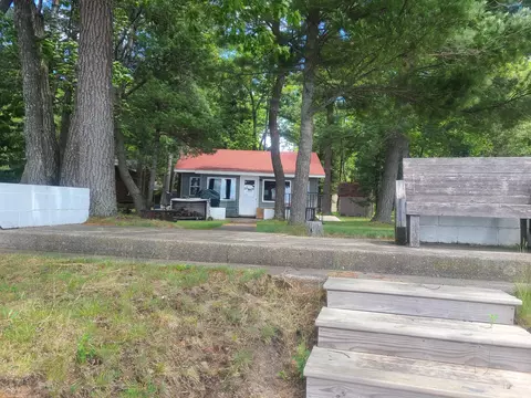 6299 Woodland Dr, Oscoda, MI 48750