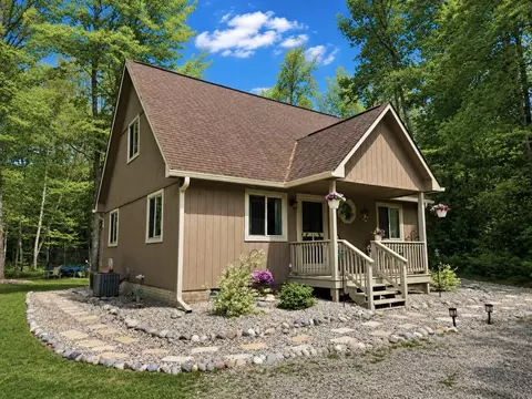 102 Woodhaven St # B, Houghton Lake, MI 48629