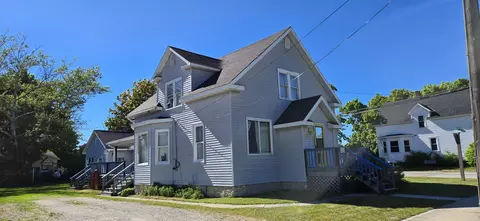 135 N 1st St, Manistique, MI 49854