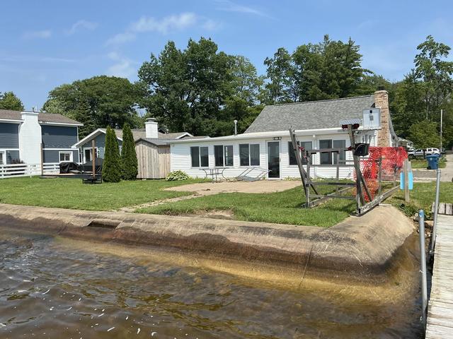 228 Mallard Ave, Houghton Lake, MI 48629