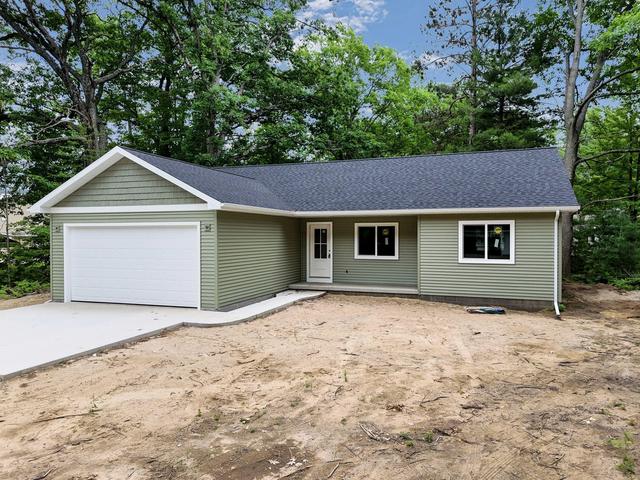 113 Mckee St, Houghton Lake, MI 48629
