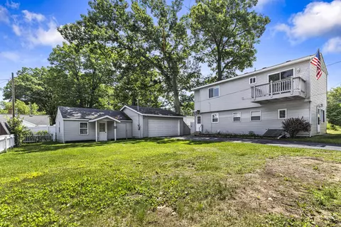 104 Jefferson Ave, Houghton Lake, MI 48629