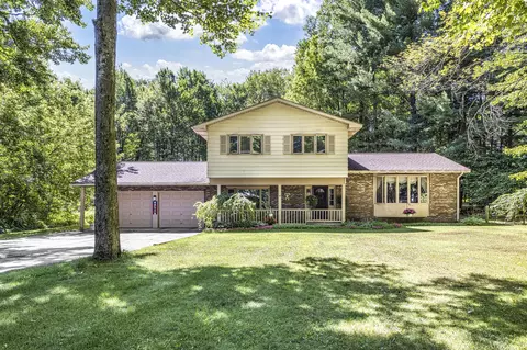 305 Huntington Rd, Houghton Lake, MI 48629