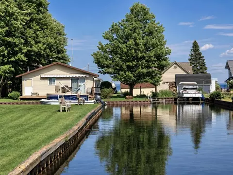 103 Utah Dr, Houghton Lake, MI 48629