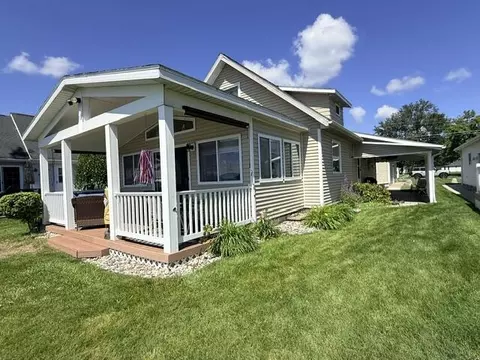 215 Bayshore Dr, Houghton Lake, MI 48629
