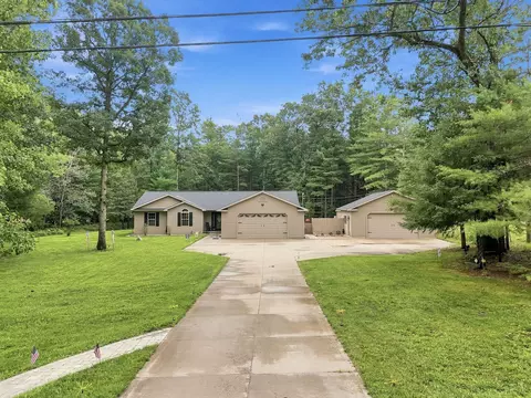 2975 Owens Dr, Houghton Lake, MI 48629