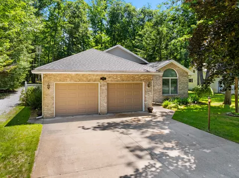 4711 Wah Wah Soo Dr, Gaylord, MI 49735