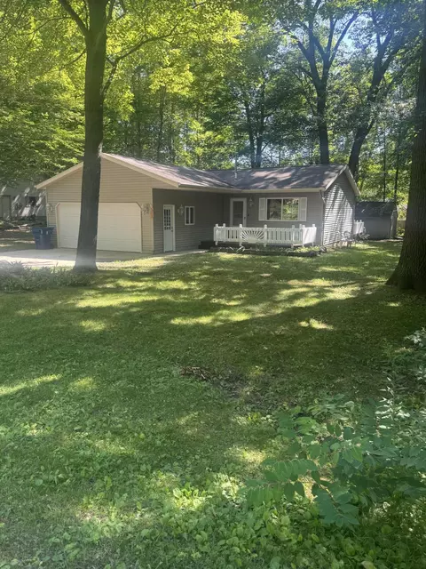 131 Whitebirch Dr, Houghton Lake, MI 48629