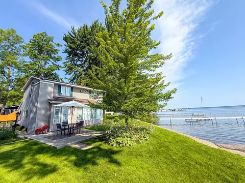 205 Ash St, Houghton Lake, MI 48629