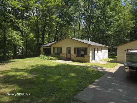 1083 Keweenaw Trl, Houghton Lake, MI 48629