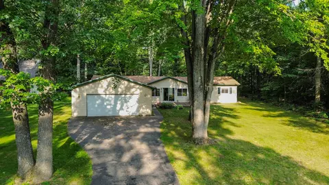 303 Radcliff Dr, Houghton Lake, MI 48629