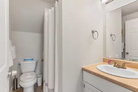 Bath - 6097 Summerside Dr, Alanson, MI 49706 photo 6 of 7