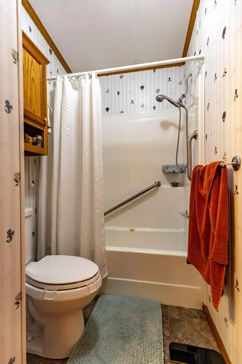 Bath - 4849 Betterly Dr, Cheboygan, MI 49721 photo 2 of 4