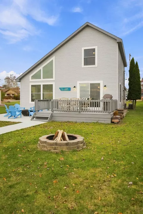 423 Old Trail Dr, Houghton Lake, MI 48629