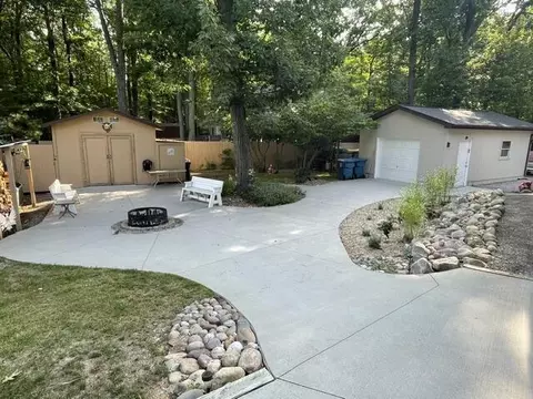 Exterior - 301 Pebble Ave, Roscommon, MI 48653 photo 2 of 5