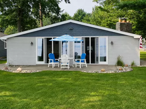 1105 Long Point Dr, Houghton Lake, MI 48629