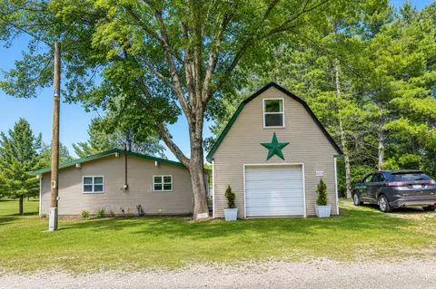 9226 Lakeside Dr, Atlanta, MI 49709