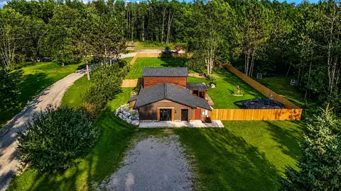 565 Cloverleaf Ln, Houghton Lake, MI 48629