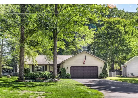 410 Chippewa Trl, Prudenville, MI 48651