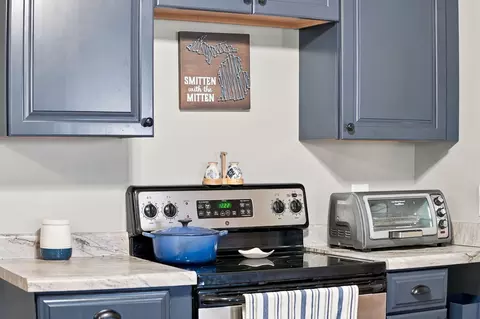 Kitchen - 215 Cardinal Ave, Roscommon, MI 48653 photo 4 of 5