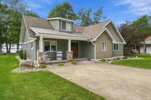 1245 Long Point Dr, Houghton Lake, MI 48629