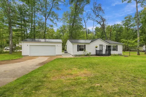 207 Forestville Dr, Houghton Lake, MI 48629