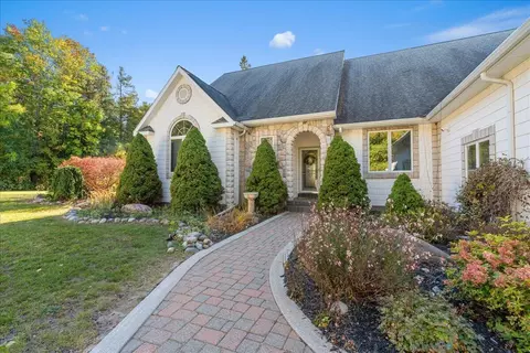 10234 Maple St, Presque Isle, MI 49777