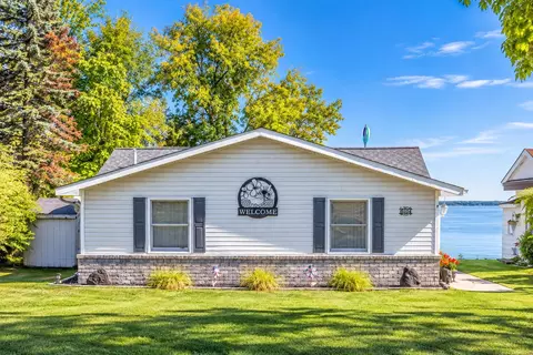 6104 W Houghton Lake Dr, Houghton Lake, MI 48629