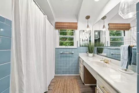 Bath - 909 Brooks St, Roscommon, MI 48653 photo 1 of 3